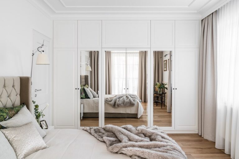 nowoczesna biała sypialnia