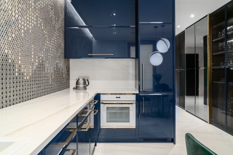 nowoczesna szafirowa kuchnia