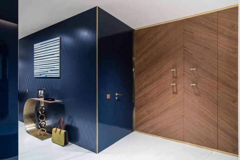 nowoczesny szafirowy salon