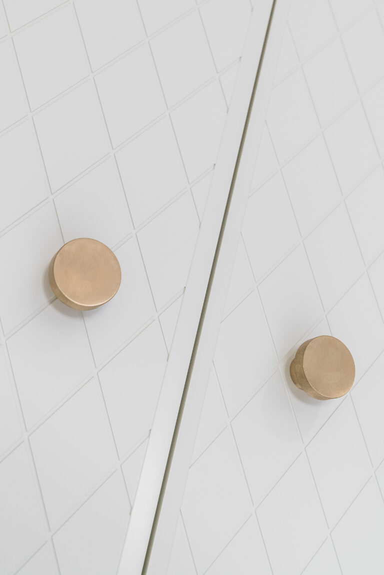 nowoczesna biała łazienka